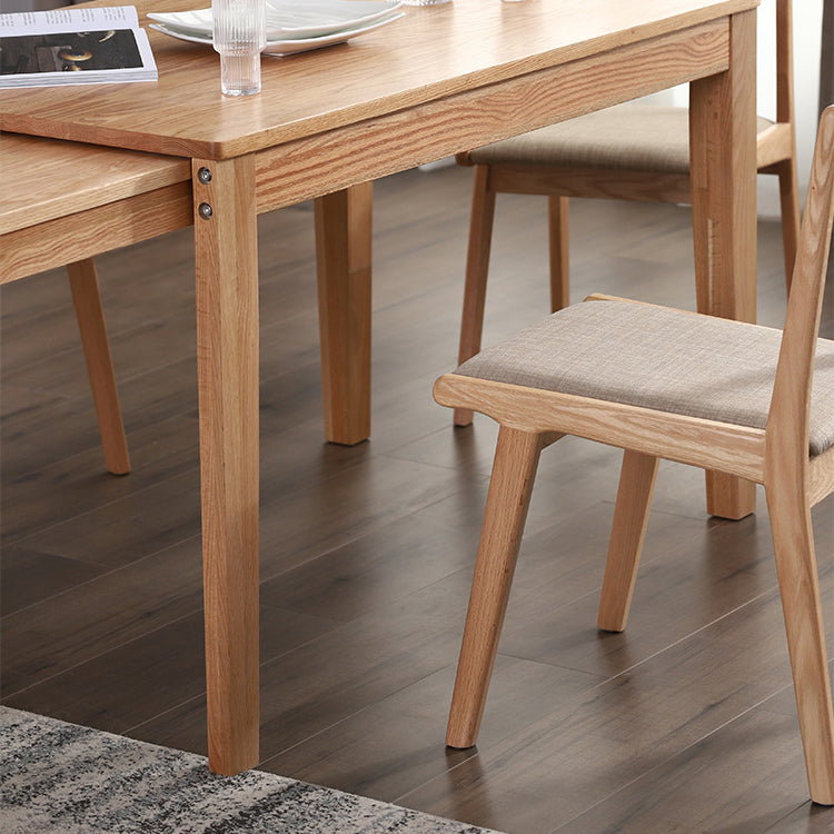Tavolo da pranzo in stile contemporaneo con tavolo da pranzo in legno massiccio e sedie per uso domestico
