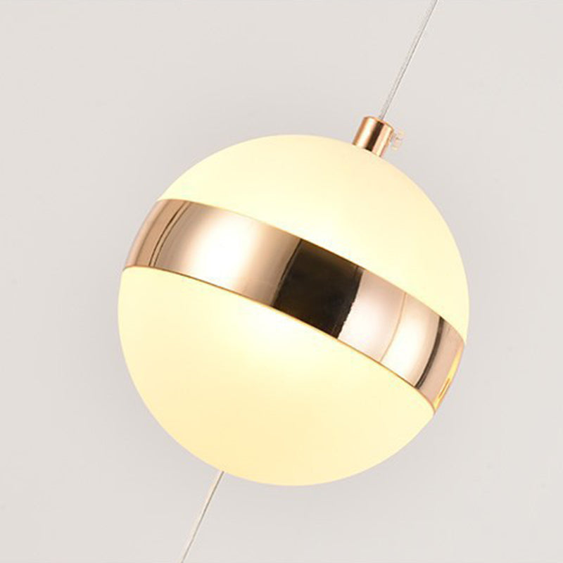 Pendante à LED en or acrylique dans un style moderne du globe d'aluminium lampe pour le lieu intérieur