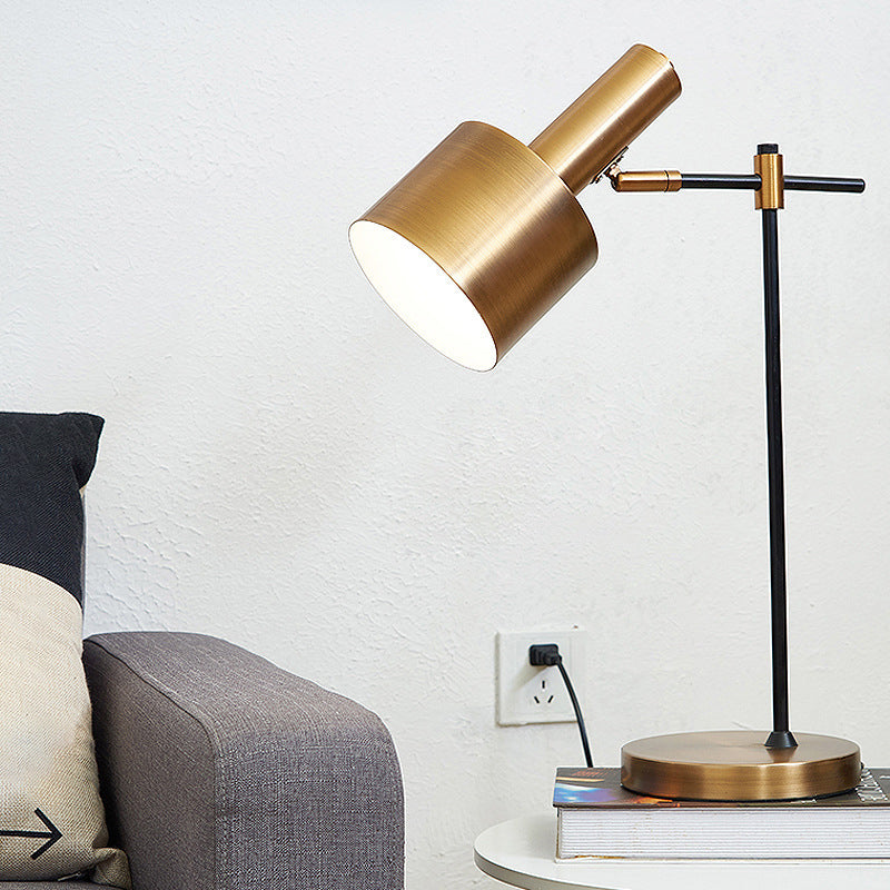 Eine leichte Metallschreibtisch -Lampe postmoderne goldene Aufgabenbeleuchtung für Schlafzimmer Wohnzimmer