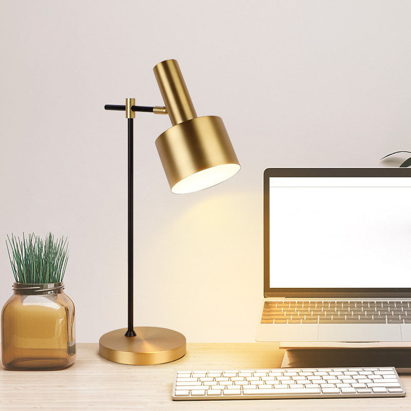 Une lampe de bureau en métal clair éclairage de travail en or postmoderne pour le salon de la chambre