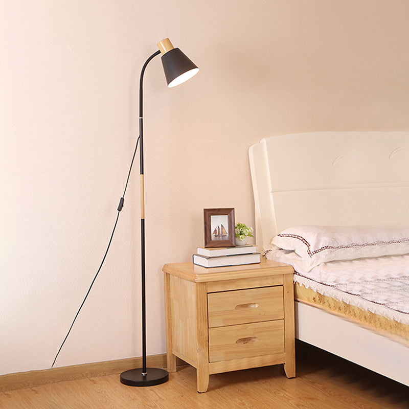 Lampada da pavimento del soggiorno conico Metallic Minimalista a bulbo singolo Luce