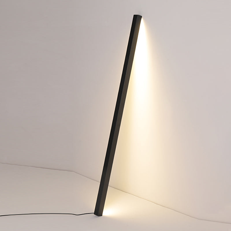 Aluminium Bar geformte Bodenlicht minimalistische Wohnzimmer LED -Stehlampe gegen Wand