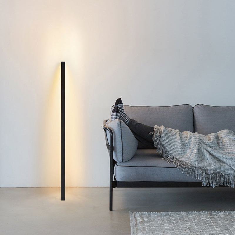 Aluminium Bar geformte Bodenlicht minimalistische Wohnzimmer LED -Stehlampe gegen Wand