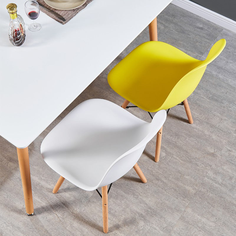 Chaise de salle à manger en plastique de style contemporain