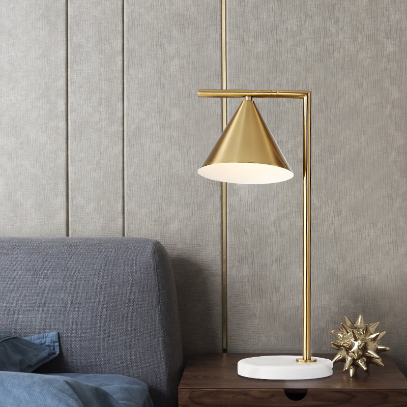 1 Éclair de chevet de chevet bulbe moderniste Gold Small Desk Lampe avec nuance en métal à cône