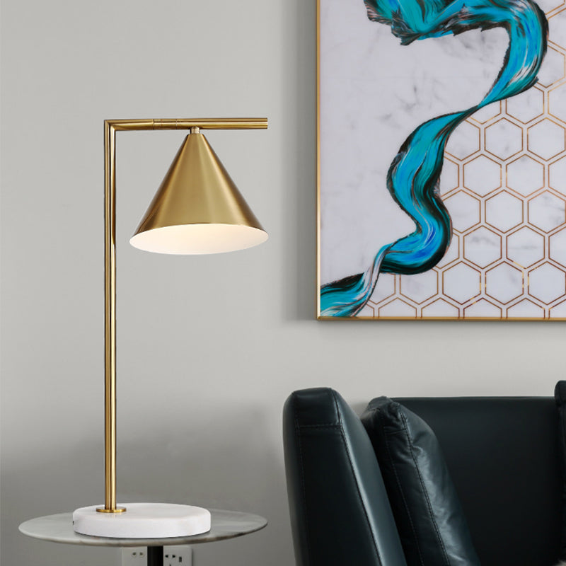 1 Éclair de chevet de chevet bulbe moderniste Gold Small Desk Lampe avec nuance en métal à cône