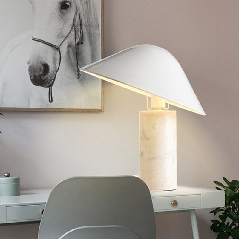 1 Kopf Wohnzimmer Aufgabe Lampe Moderner weißer Schreibtisch Licht mit breitem Flare -Metall -Schatten