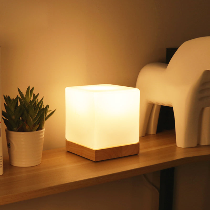 Lámpara de escritorio de madera de estilo contemporáneo Luz de mesa de sombra de vidrio blanco para cafetería