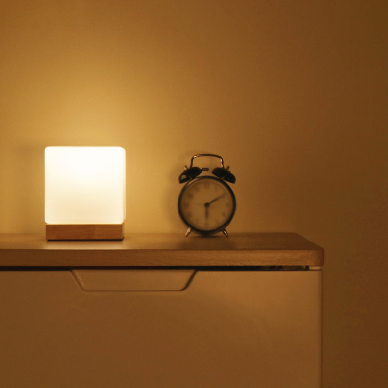 Lámpara de escritorio de madera de estilo contemporáneo Luz de mesa de sombra de vidrio blanco para cafetería