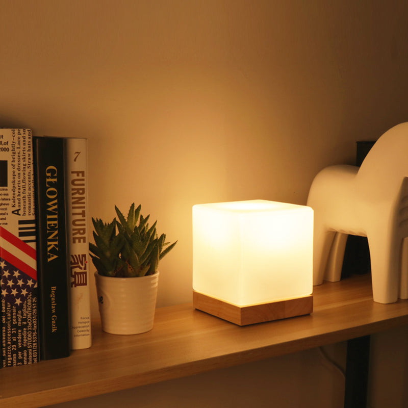 Lámpara de escritorio de madera de estilo contemporáneo Luz de mesa de sombra de vidrio blanco para cafetería