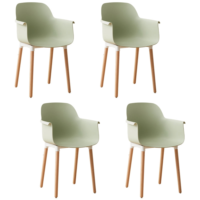 Chaises de bras de salle à manger scandinave des fauteuils en plastique avec des pattes en bois (ensemble de 4)