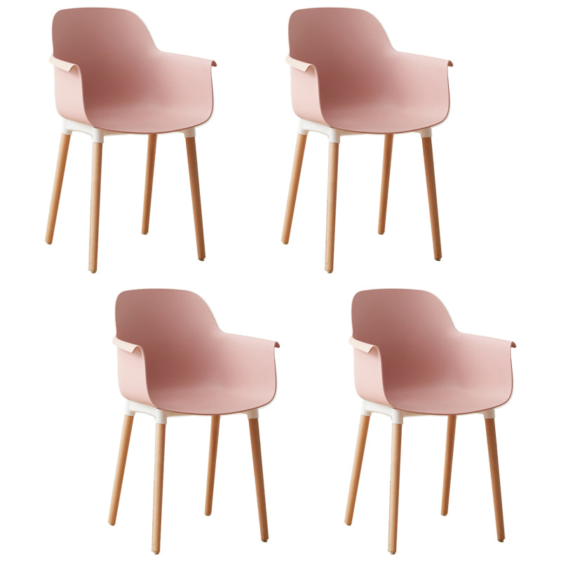 Chaises de bras de salle à manger scandinave des fauteuils en plastique avec des pattes en bois (ensemble de 4)