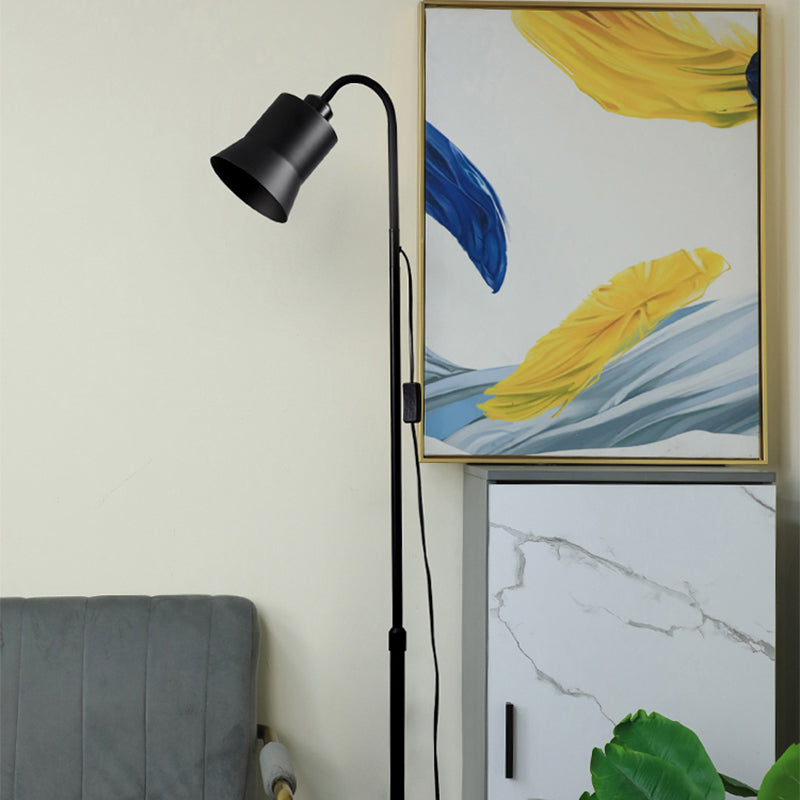 Trumpette noire mate Lumière de plancher évasée moderne 1-Light Metal Standing Light avec un bras flexible