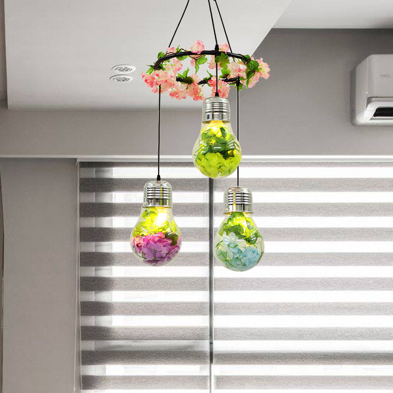 Heldere glazen lampcluster hanger industrieel 3 lichten restaurant led plafondlamp in zwart met bloemendecoratie