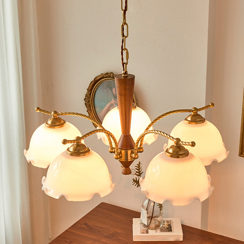 Chandelier nordique en bois de la salle à manger en bois clair avec une teinte en verre