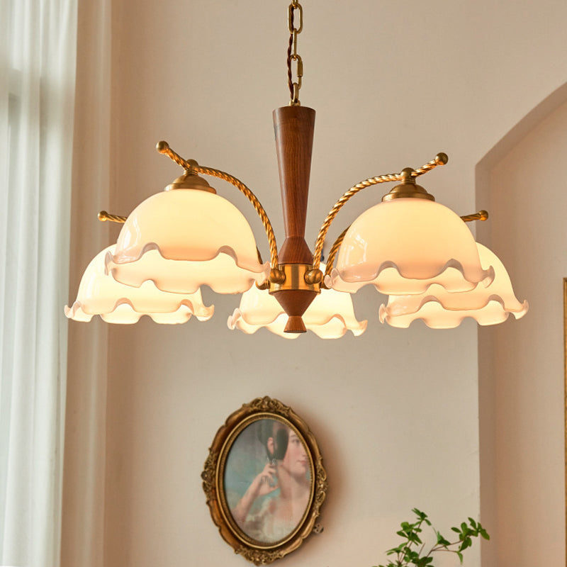 Chandelier nordique en bois de la salle à manger en bois clair avec une teinte en verre