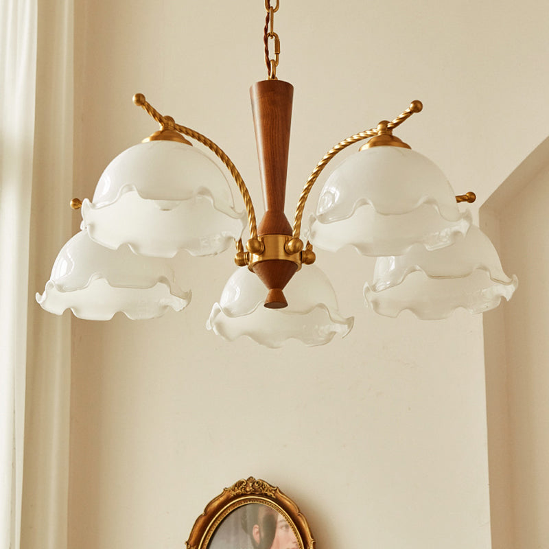 Chandelier nordique en bois de la salle à manger en bois clair avec une teinte en verre