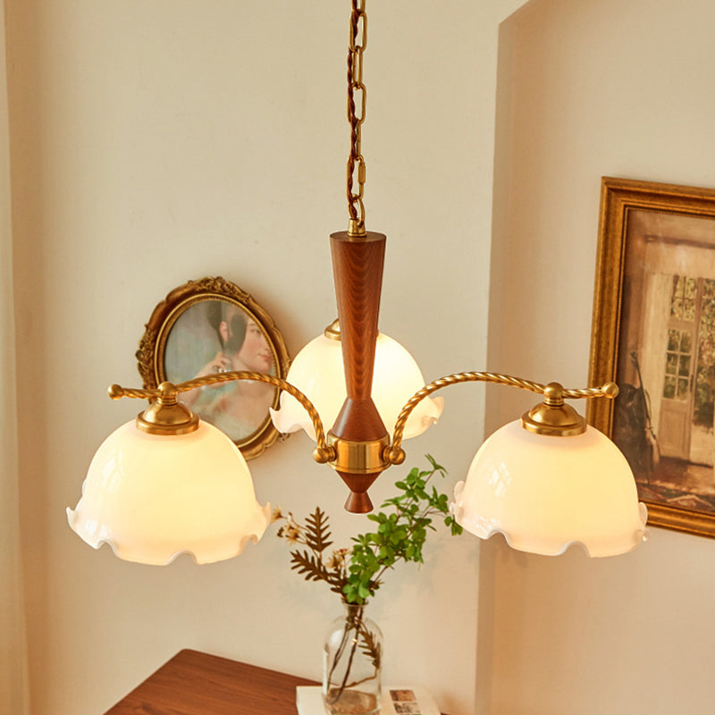 Chandelier nordique en bois de la salle à manger en bois clair avec une teinte en verre