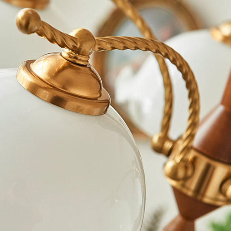 Chandelier nordique en bois de la salle à manger en bois clair avec une teinte en verre