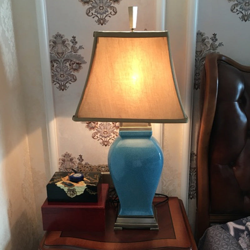 1 table de chevet de bulbe clair moderniste petite lampe de bureau bleu avec une teinte en tissu évasé