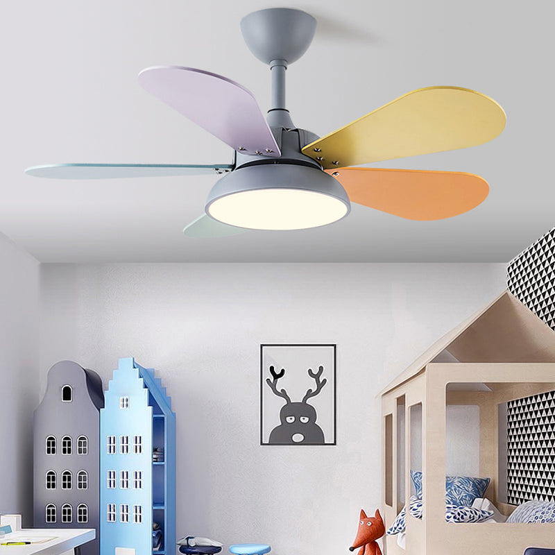 Chandelier de ventilateur en fer léger de ventilateur LED créatif pour enfants avec lame en bois colorée