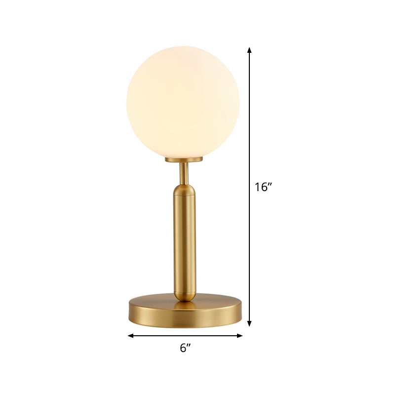 Table à tête moderne Éclairage Balle de laiton lampe de nuit en métal avec une teinte en verre blanc givré