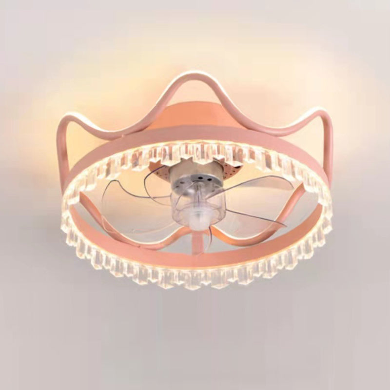 Lampe de plafond de forme de couronne.