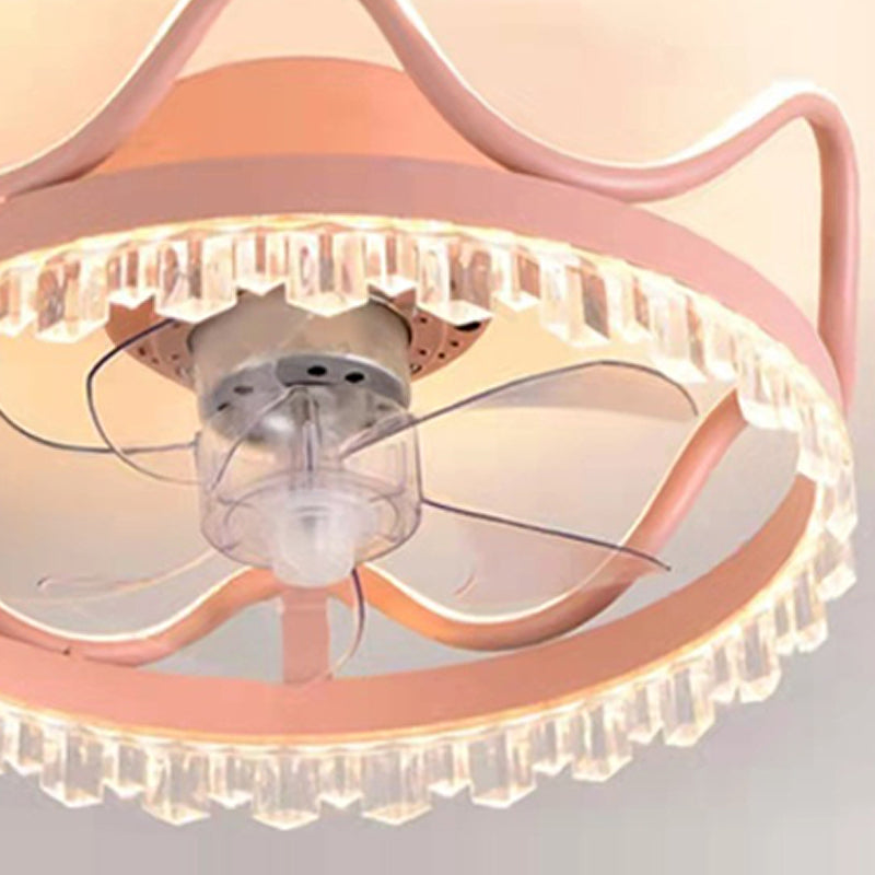 Lampe de plafond de forme de couronne.