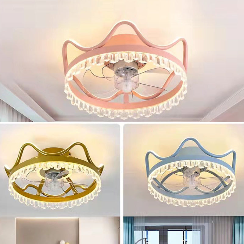 Lampe de plafond de forme de couronne.