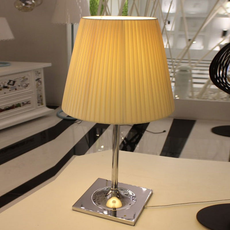 Colorful Metal Table Lamp Contemporary Style 1 Light Table Lamp for Bedroom