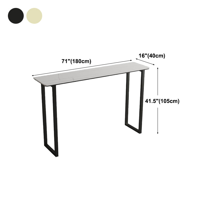 Mesa de vino de bar moderna de trineo de trineo en trineo cubierto de altura de contador de mármol de mármol en blanco