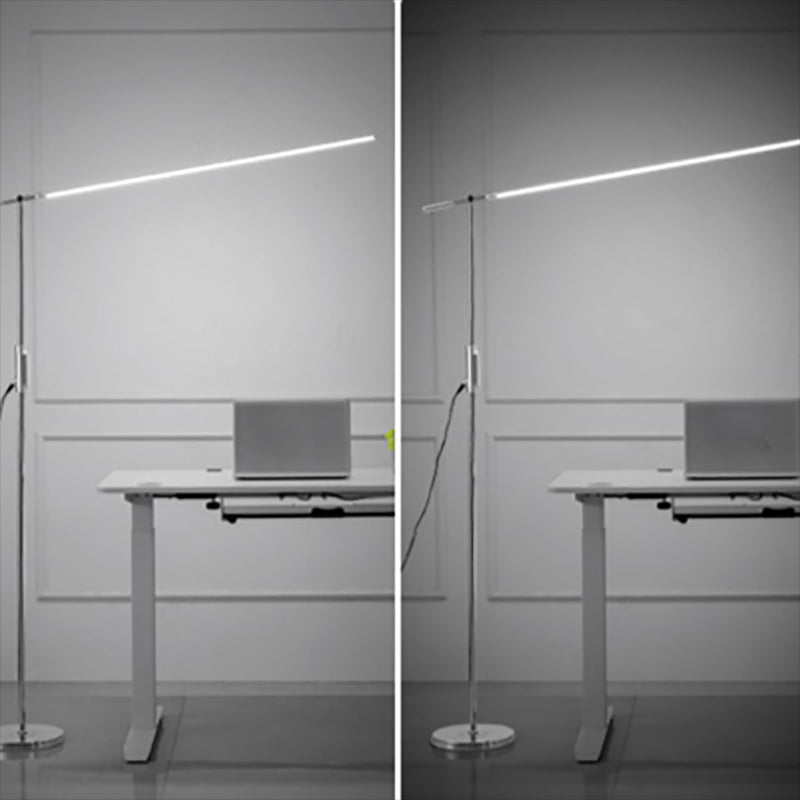 Lineaire metalen vloerlamp Moderne zilveren LED Standlicht met verstelbare gewricht