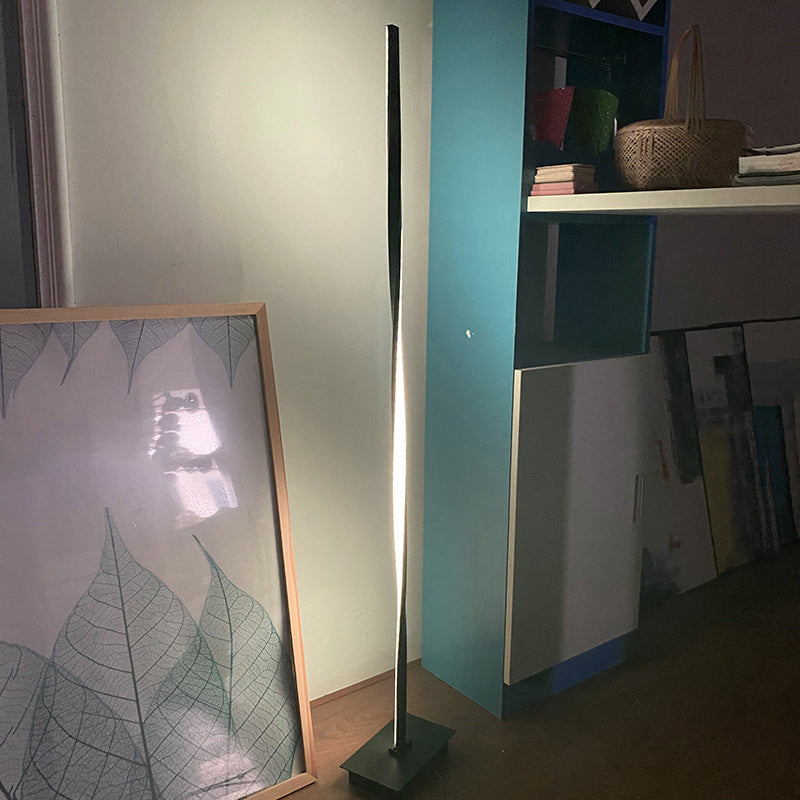 Metalen lineaire vloerlampen moderne stijl 1 lichte standaardlampen voor woonkamer