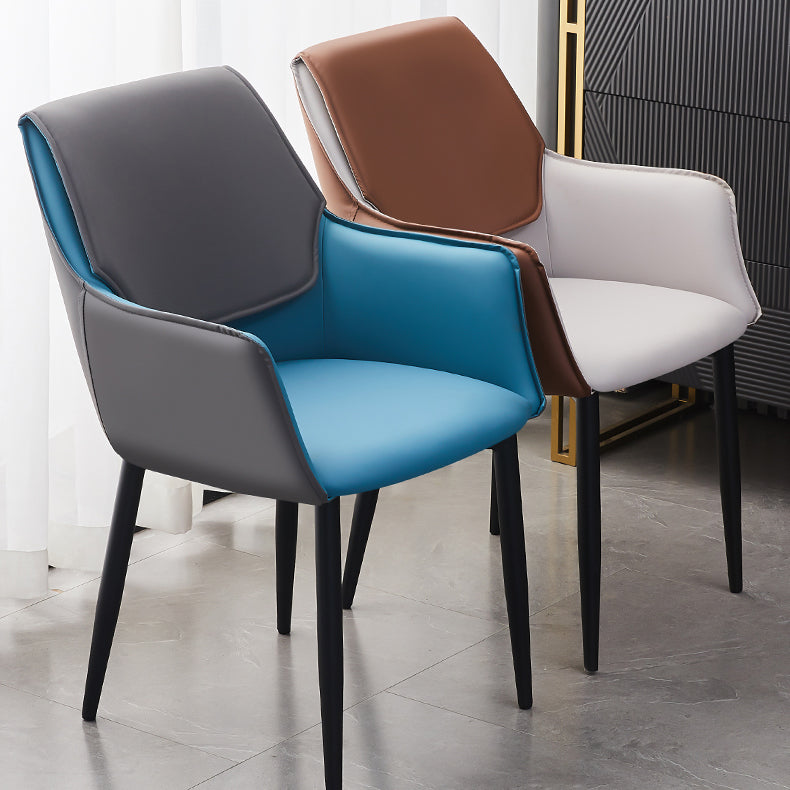 Chaise de bras contemporain en cuir mat en cuir incurvé Parsons pour salle à manger