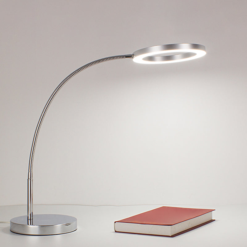 Lampada da tavolo da notte lineare stile moderno in metallo leggero leggero in argento