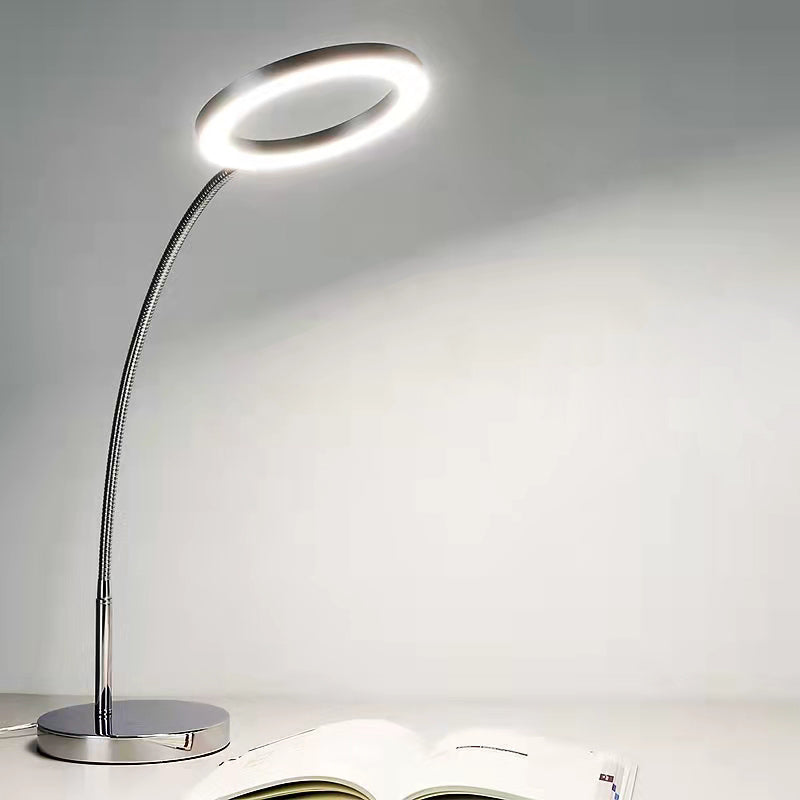 Lampada da tavolo da notte lineare stile moderno in metallo leggero leggero in argento