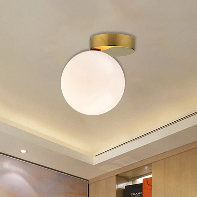 Milk Glass Global Flush Mount Mount Lighting Contemporary 6 "/8" W 1 Testa vicino alla luce del soffitto in finitura dorata