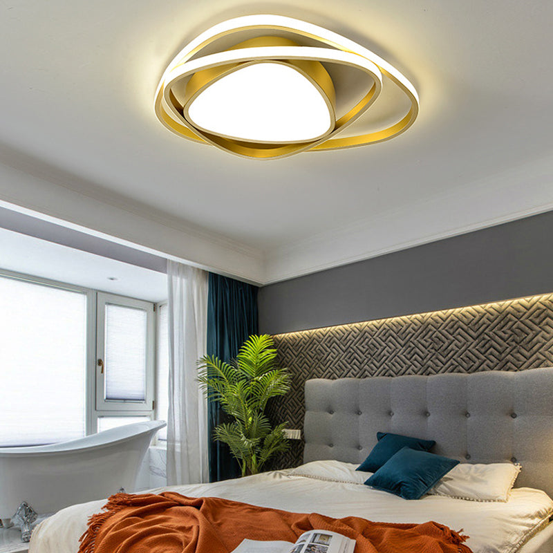 Moderne Flush -Leuchten Dreieck Metall 3 Leichte Flush Mount Lampen für Schlafzimmer