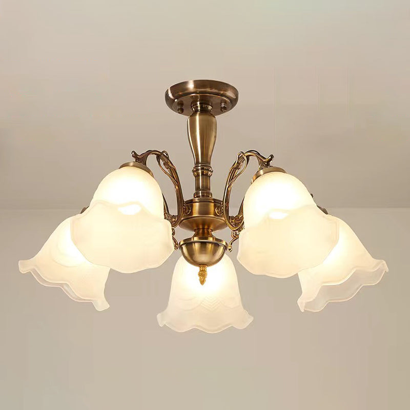 Traditionele metalen semi -spoeling lamp slaapkamer plafondverlichting met bloemglasschaduw