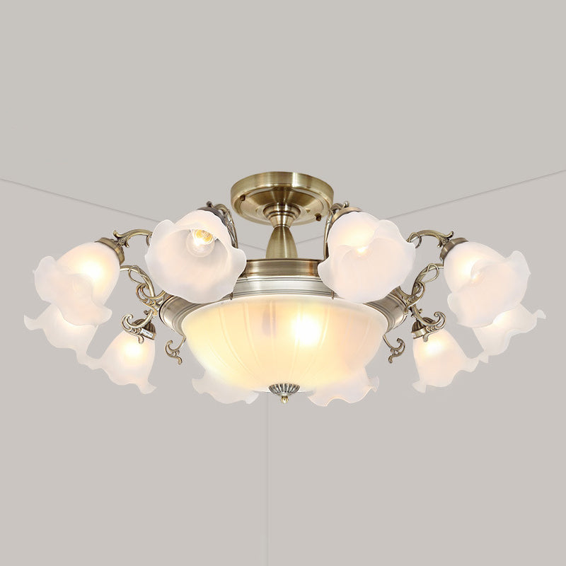 Traditionele metalen semi -spoeling lamp slaapkamer plafondverlichting met bloemglasschaduw