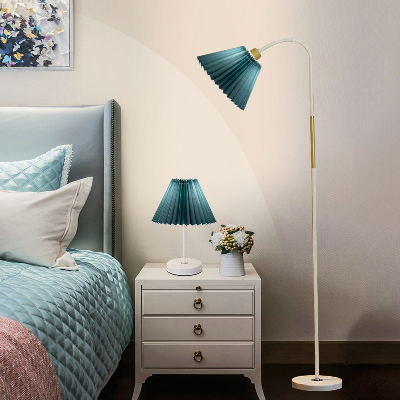 Lampe de pindre en fer simple moderne Lumière de sol en ampoule colorée avec une teinte en tissu pour la chambre