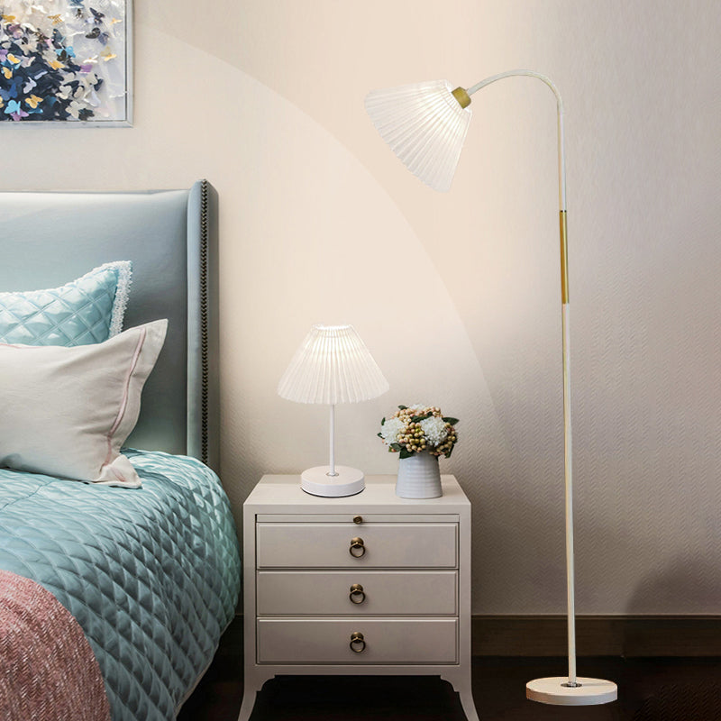 Lampe de pindre en fer simple moderne Lumière de sol en ampoule colorée avec une teinte en tissu pour la chambre