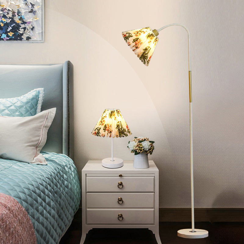 Lampe de pindre en fer simple moderne Lumière de sol en ampoule colorée avec une teinte en tissu pour la chambre