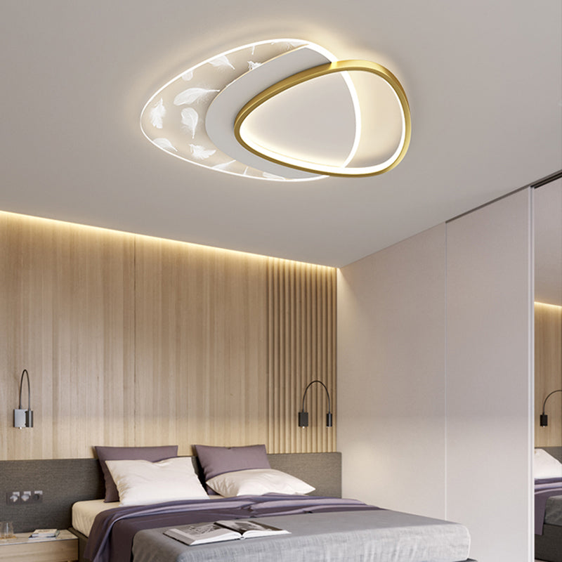 Triangolo a filo triangolare contemporaneo Metal 2 Light Flush Monte Affermazione Luce del soffitto