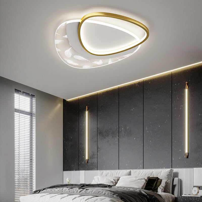 Triangolo a filo triangolare contemporaneo Metal 2 Light Flush Monte Affermazione Luce del soffitto