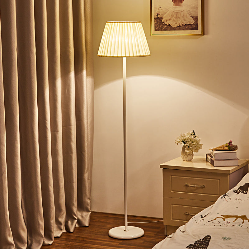 Modern Simple Iron Floor Lamp Ploet Doek Schaduw Lamp vloerlicht voor woonkamer