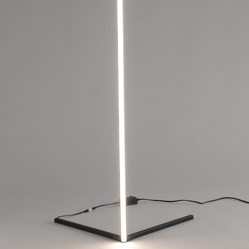 Lineaire vorm Metalen vloerverlichting Modern 1-licht vloerlamp in het zwart