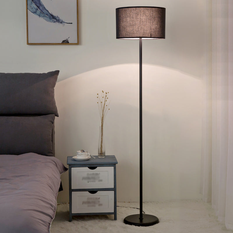 Lampadaire moderne de style simple de style simple lumière de plancher coloré avec une teinte en tissu pour chambre à coucher