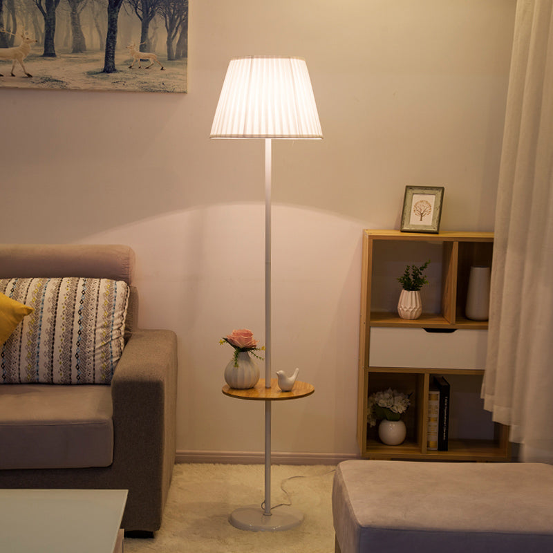 Noordse stijl IJzeren vloer Lamp Doek Schaduw Lamp vloerlicht met houten tafel voor slaapkamer