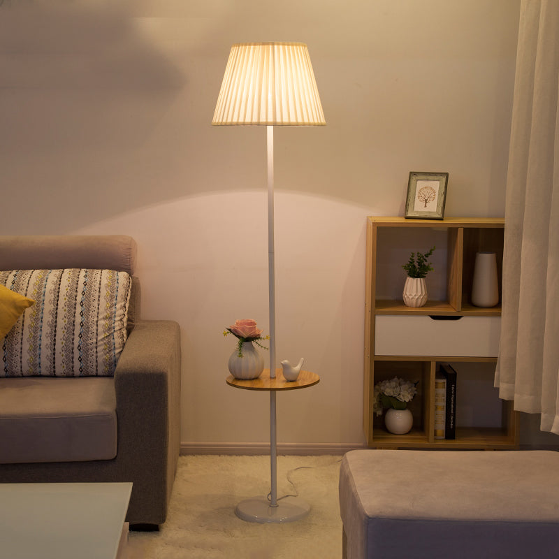 Noordse stijl IJzeren vloer Lamp Doek Schaduw Lamp vloerlicht met houten tafel voor slaapkamer